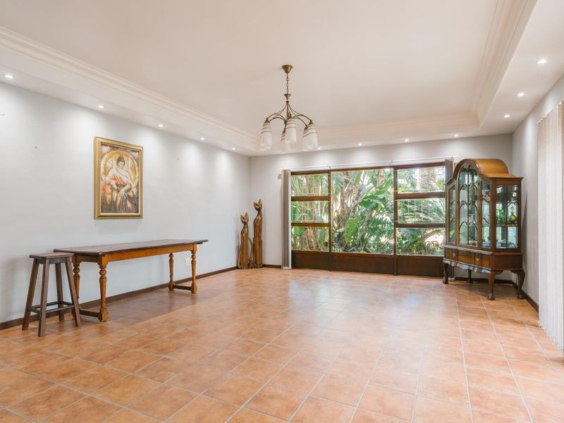 A Stunning Spacious Four-Bedroom Home with Business Rights in the sought after Avenues FOR SALE!! - Photo 6