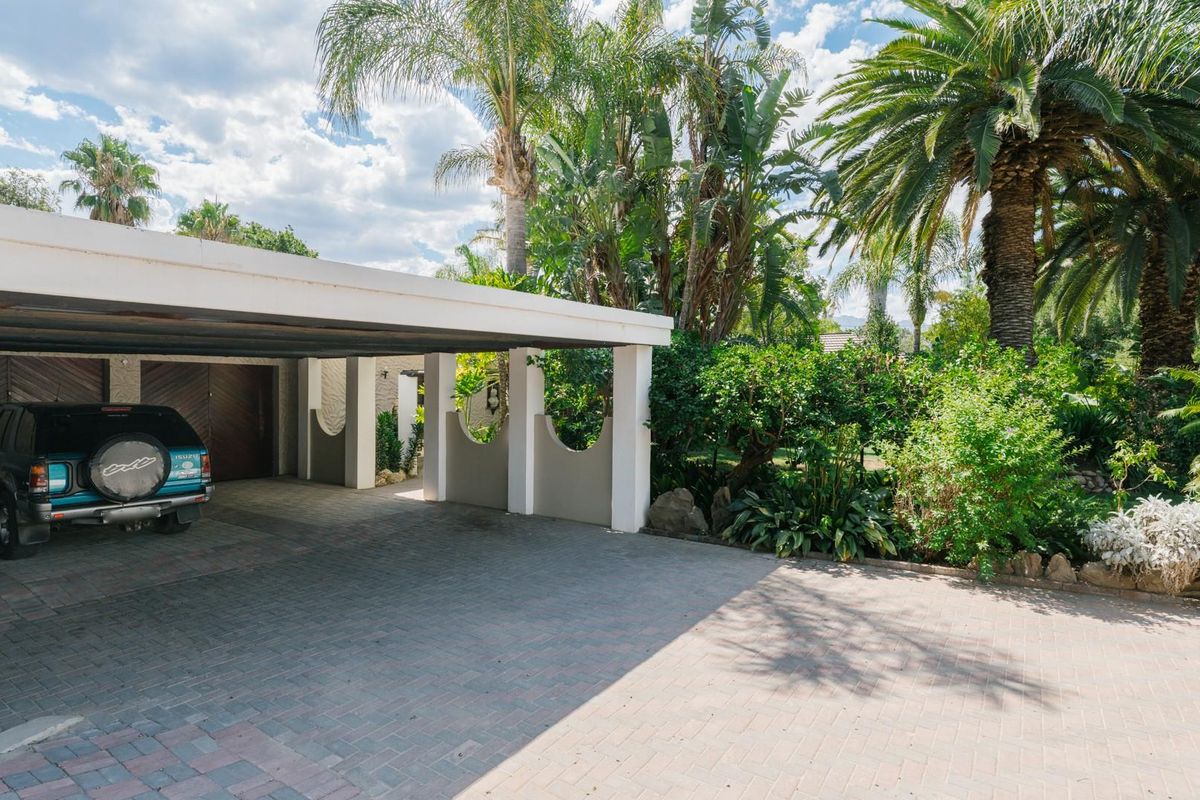 A Stunning Spacious Four-Bedroom Home with Business Rights in the sought after Avenues FOR SALE!! - Photo 3