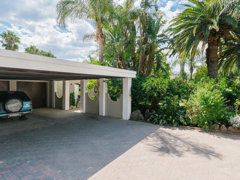 A Stunning Spacious Four-Bedroom Home with Business Rights in the sought after Avenues FOR SALE!! - Photo 3