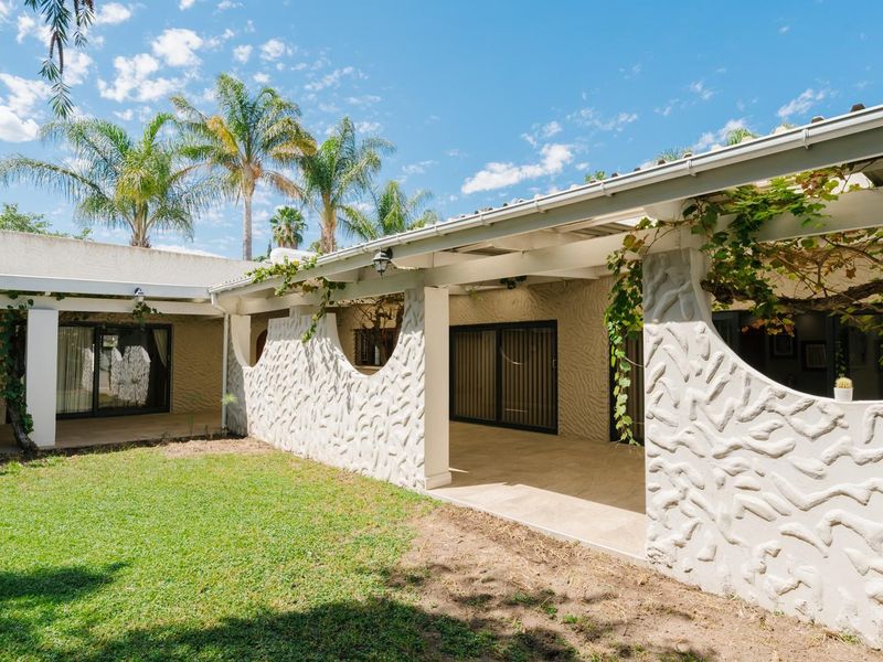 A Stunning Spacious Four-Bedroom Home with Business Rights in the sought after Avenues FOR SALE!! - Photo 1