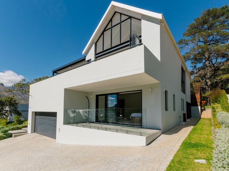 Luxury Contemporary FURNISHED Home in an Exclusive Boutique Security Estate in Hout Bay TO LET - Photo 2