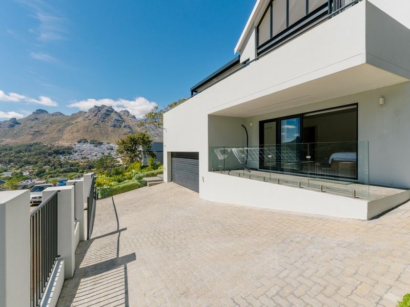 Luxury Contemporary FURNISHED Home in an Exclusive Boutique Security Estate in Hout Bay TO LET - Photo 3