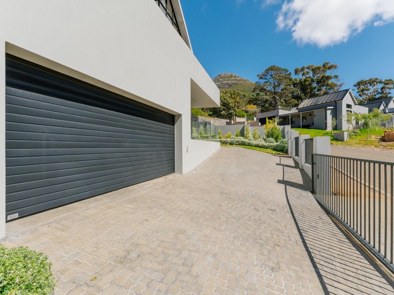 Luxury Contemporary FURNISHED Home in an Exclusive Boutique Security Estate in Hout Bay TO LET - Photo 4