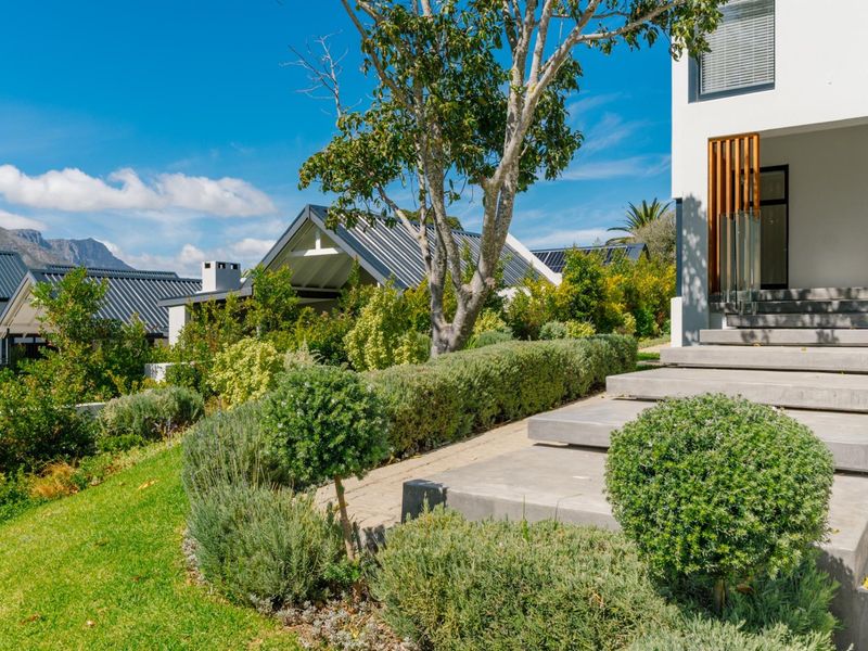 Luxury Contemporary FURNISHED Home in an Exclusive Boutique Security Estate in Hout Bay TO LET - Photo 10