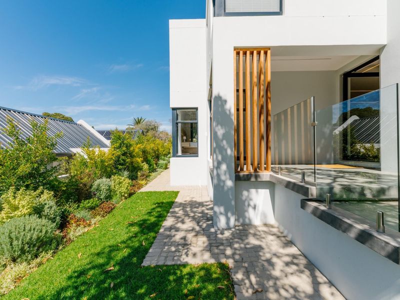 Luxury Contemporary FURNISHED Home in an Exclusive Boutique Security Estate in Hout Bay TO LET - Photo 9
