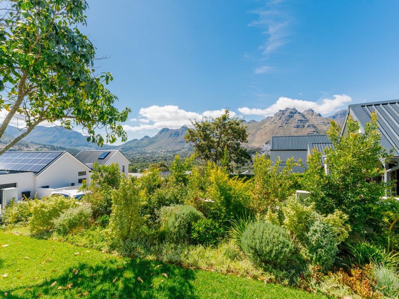 Luxury Contemporary FURNISHED Home in an Exclusive Boutique Security Estate in Hout Bay TO LET - Photo 8