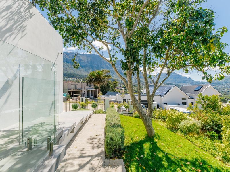 Luxury Contemporary FURNISHED Home in an Exclusive Boutique Security Estate in Hout Bay TO LET - Photo 7