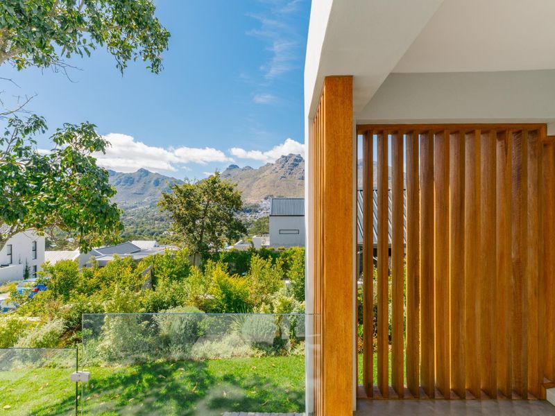 Luxury Contemporary FURNISHED Home in an Exclusive Boutique Security Estate in Hout Bay TO LET - Photo 6