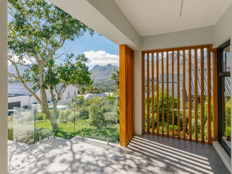 Luxury Contemporary FURNISHED Home in an Exclusive Boutique Security Estate in Hout Bay TO LET - Photo 5