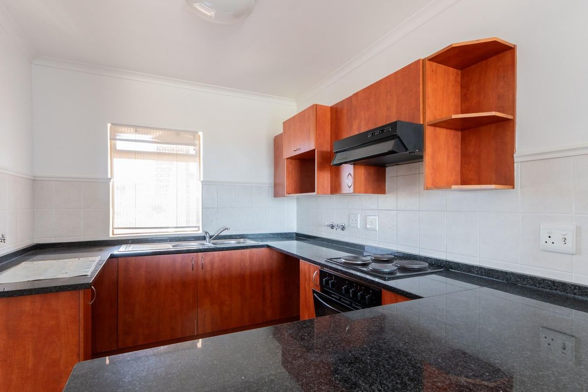 3-Bedroom First Floor Apartment in Langebaan Country Estate - Photo 5