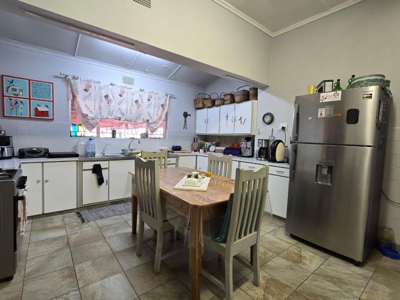 Magnificent 4-Bedroom Home with Spacious Yard and Scenic Views - Photo 8