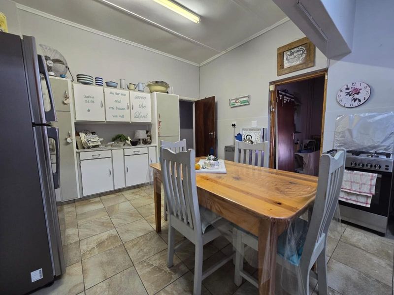 Magnificent 4-Bedroom Home with Spacious Yard and Scenic Views - Photo 7