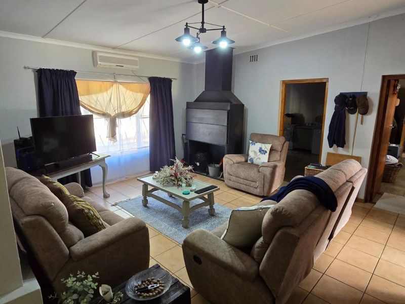Magnificent 4-Bedroom Home with Spacious Yard and Scenic Views - Photo 6