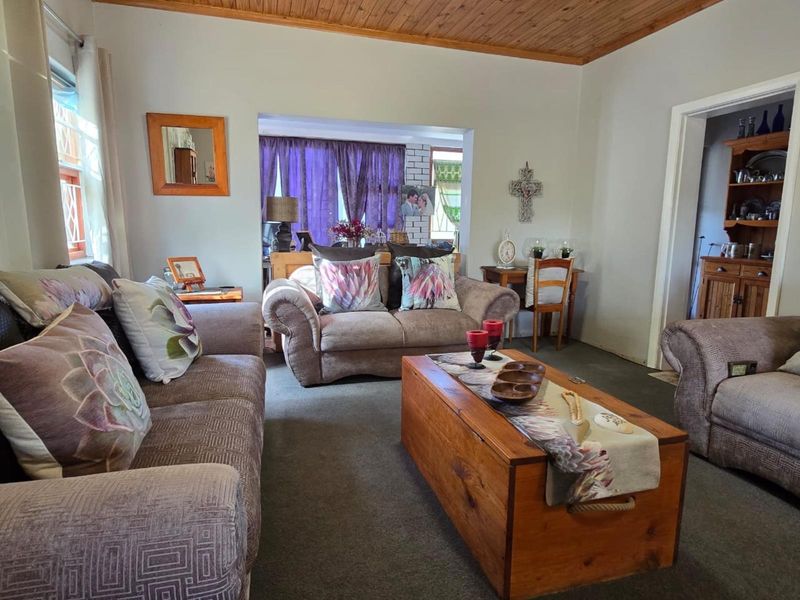 Magnificent 4-Bedroom Home with Spacious Yard and Scenic Views - Photo 4
