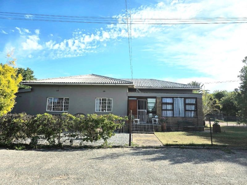Magnificent 4-Bedroom Home with Spacious Yard and Scenic Views - Photo 3