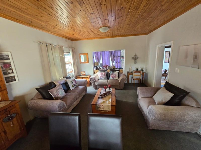 Magnificent 4-Bedroom Home with Spacious Yard and Scenic Views - Photo 5