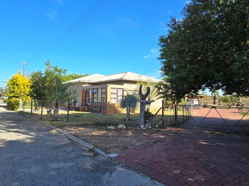 Magnificent 4-Bedroom Home with Spacious Yard and Scenic Views - Photo 2