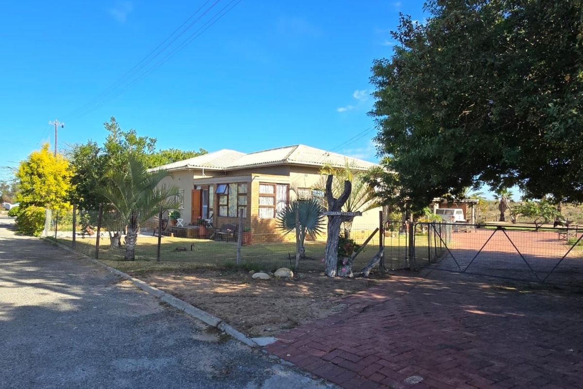 Magnificent 4-Bedroom Home with Spacious Yard and Scenic Views - Photo 2