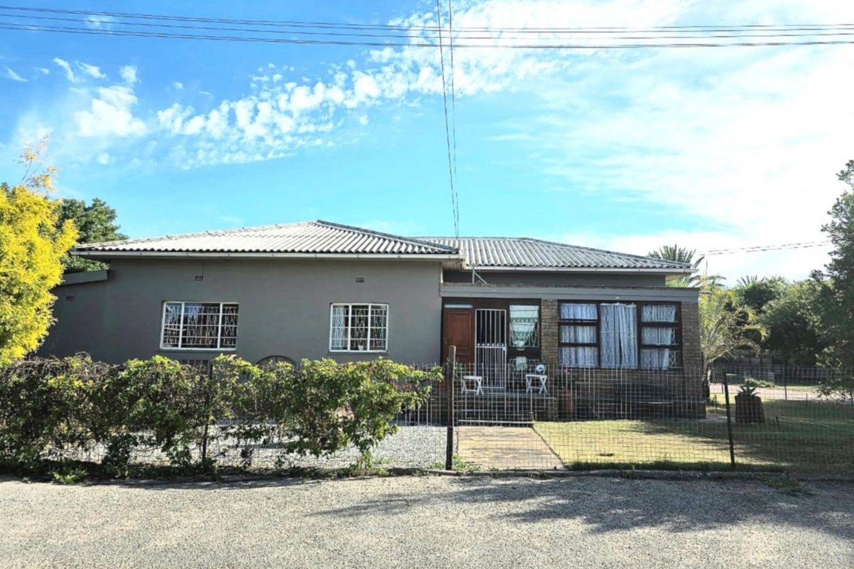 Magnificent 4-Bedroom Home with Spacious Yard and Scenic Views - Photo 3