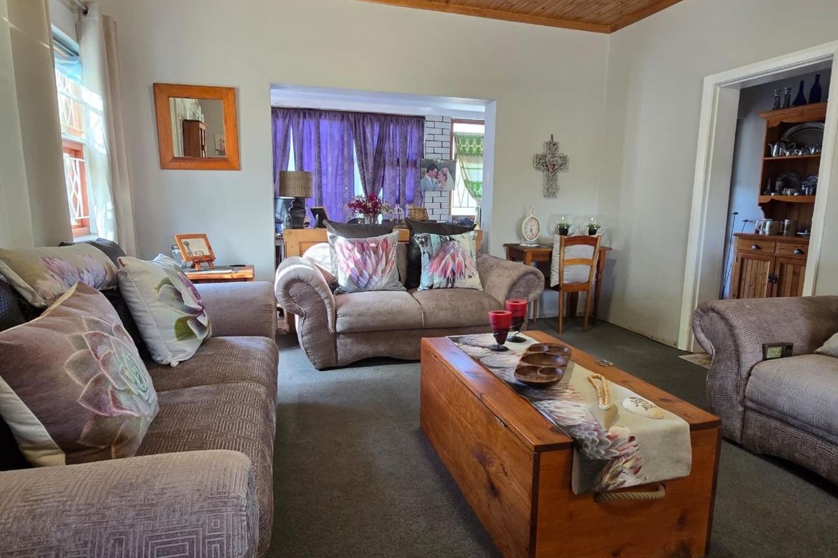 Magnificent 4-Bedroom Home with Spacious Yard and Scenic Views - Photo 4