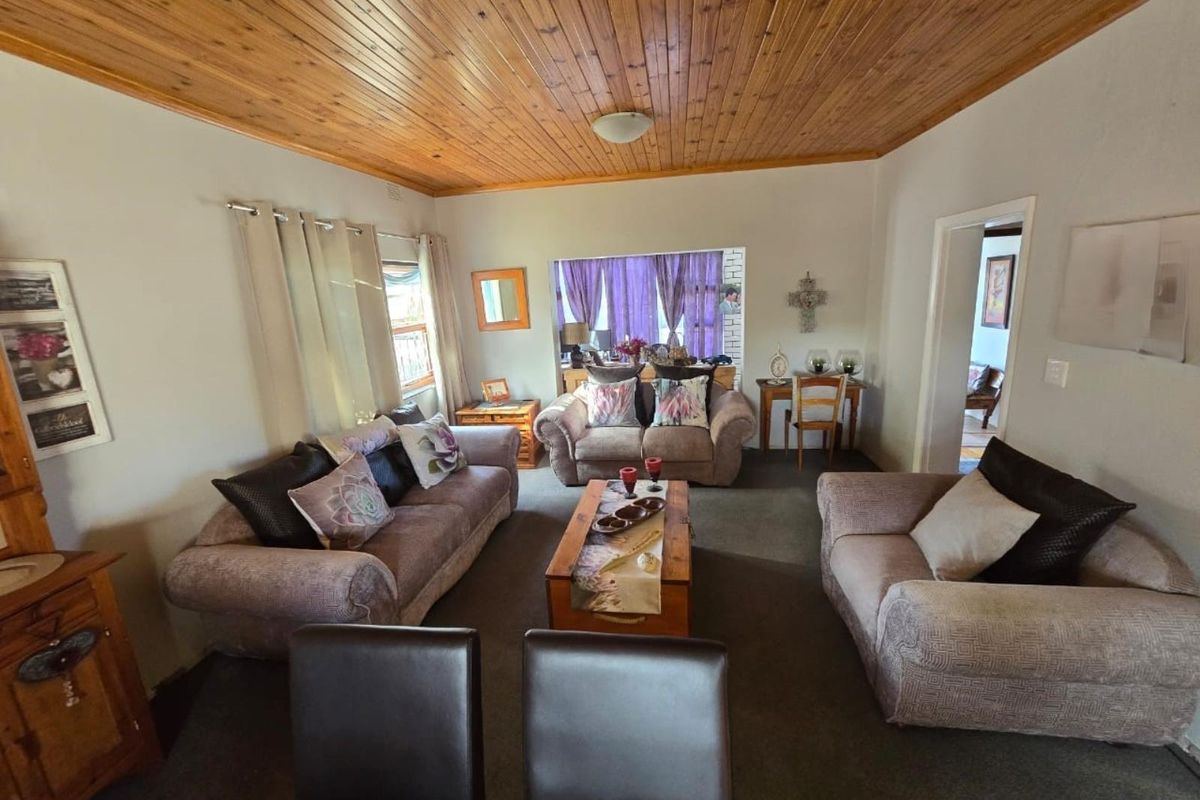 Magnificent 4-Bedroom Home with Spacious Yard and Scenic Views - Photo 5