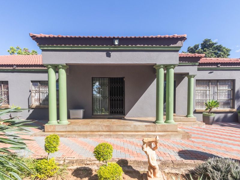 Large Family Home with Pool in Eduan Park - Photo 10