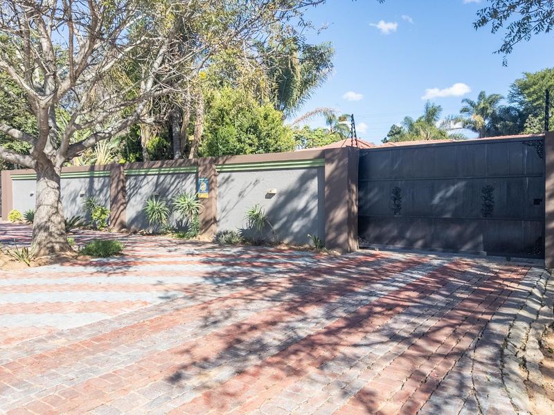 Large Family Home with Pool in Eduan Park - Photo 9