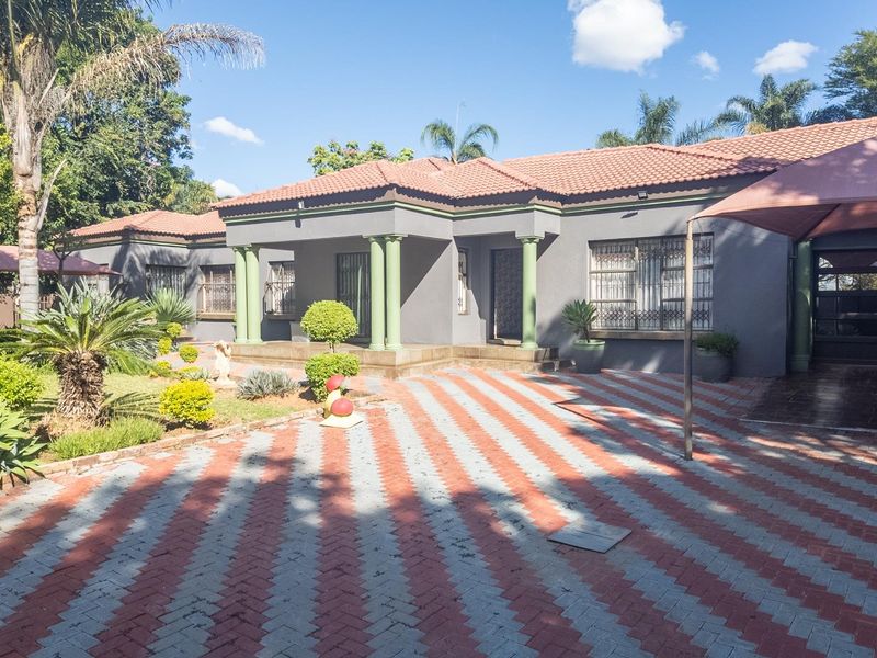 Large Family Home with Pool in Eduan Park - Photo 8