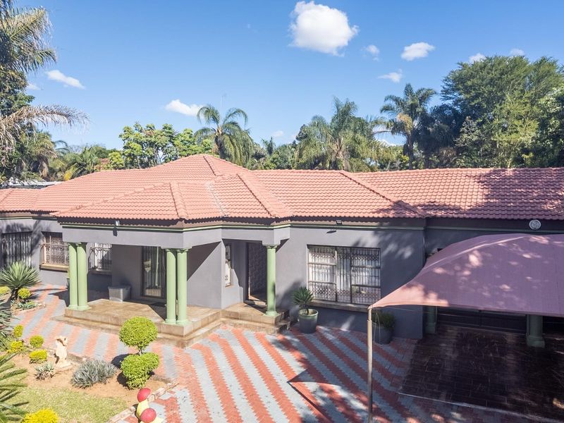 Large Family Home with Pool in Eduan Park - Photo 7