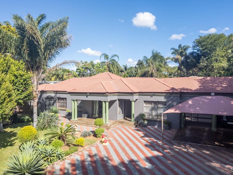 Large Family Home with Pool in Eduan Park - Photo 6