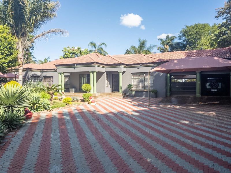 Large Family Home with Pool in Eduan Park - Photo 2