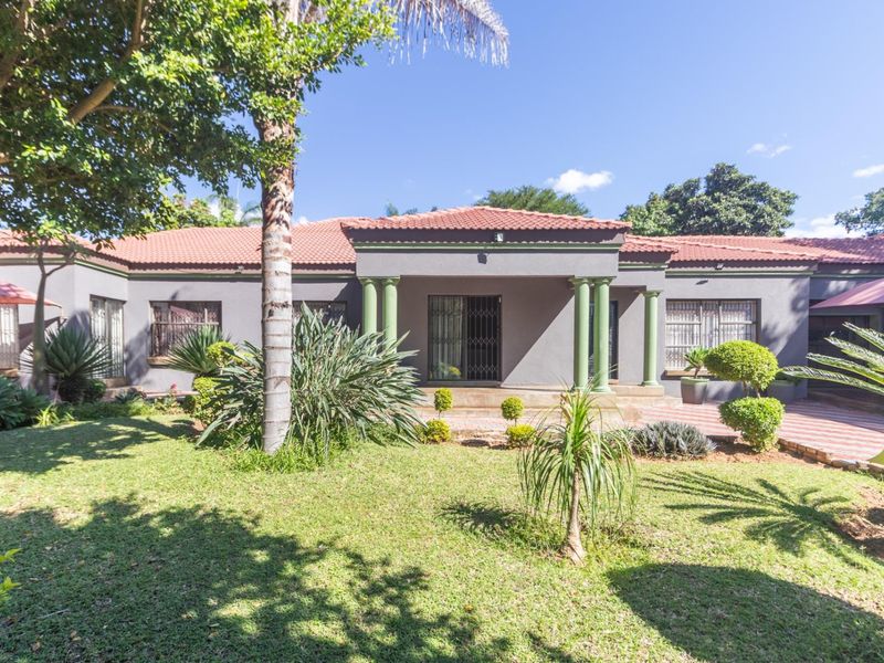 Large Family Home with Pool in Eduan Park - Photo 1