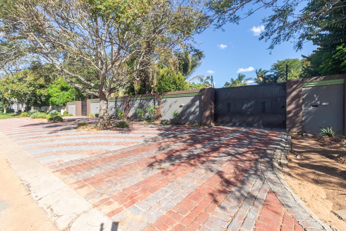 Large Family Home with Pool in Eduan Park - Photo 5