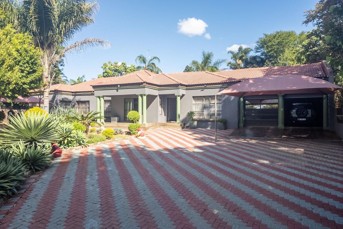 Large Family Home with Pool in Eduan Park - Photo 2