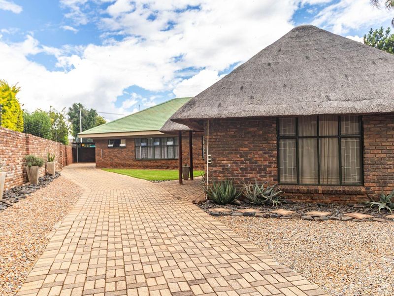 Ideal Starter Home or Business Opportunity in Prime Location - Photo 3