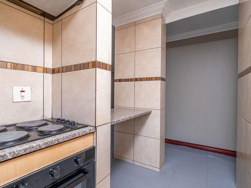 Modern Living Meets Ultimate Convenience | Cayman Bay, Bryanston - Photo 10