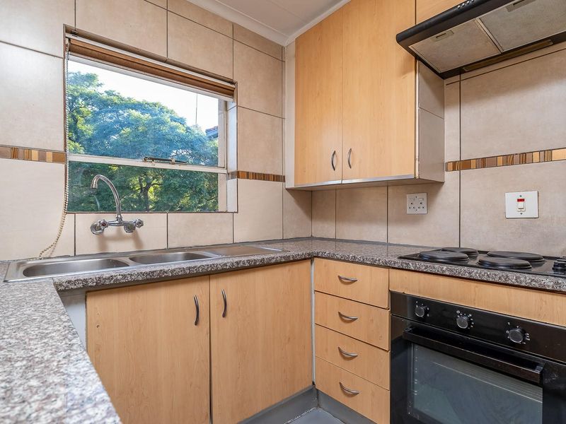 Modern Living Meets Ultimate Convenience | Cayman Bay, Bryanston - Photo 8