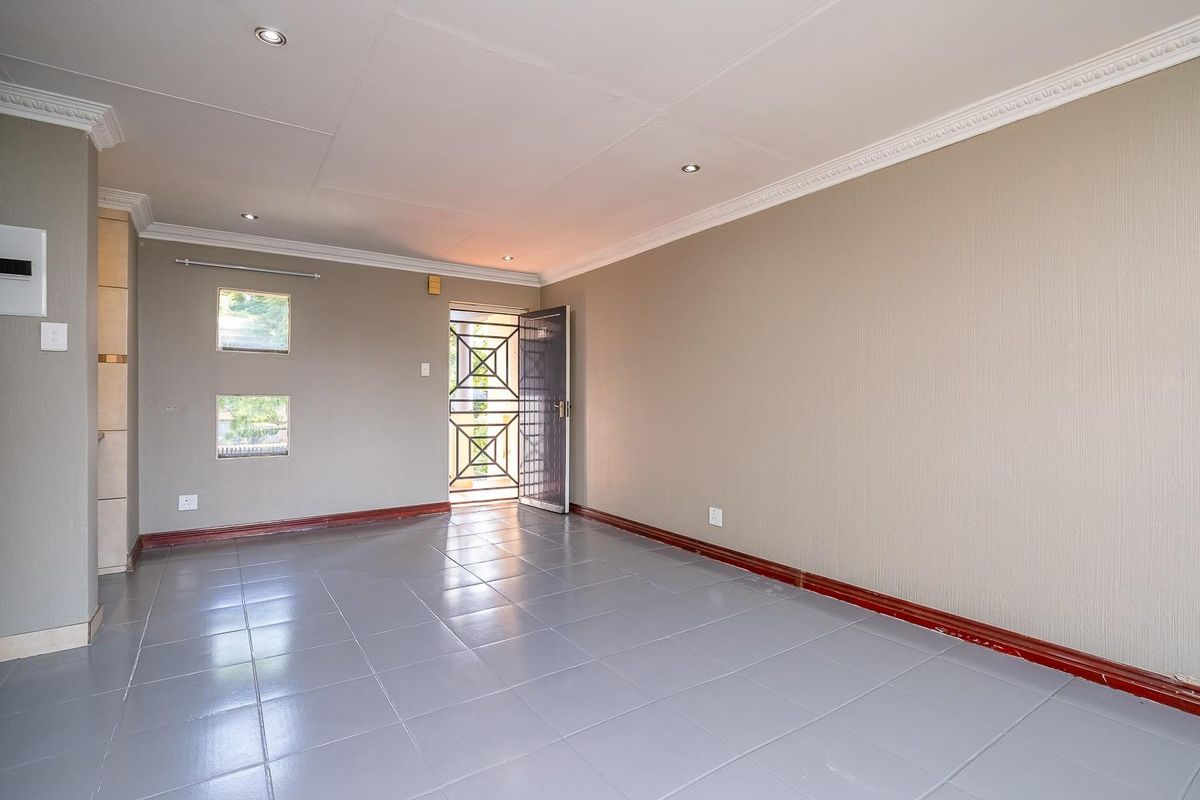 Modern Living Meets Ultimate Convenience | Cayman Bay, Bryanston - Photo 5