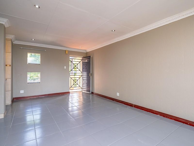 Modern Living Meets Ultimate Convenience | Cayman Bay, Bryanston - Photo 5