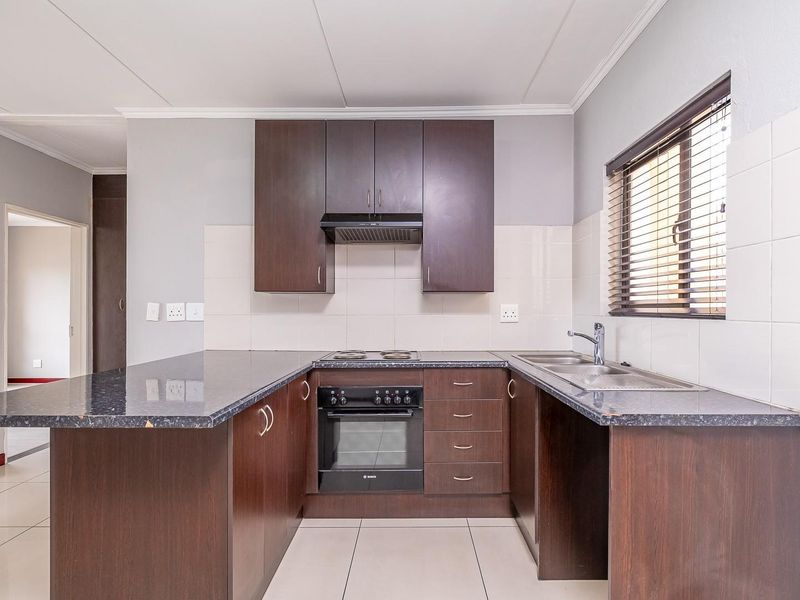 Stylish 2-Bedroom Apartment in the Sought-After Hill of Good Hope 2, Midrand - Photo 3