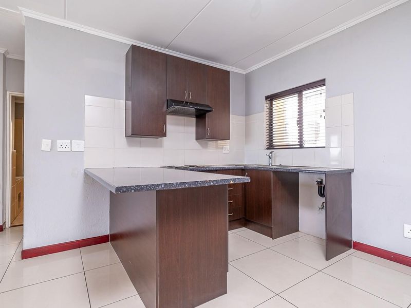 Stylish 2-Bedroom Apartment in the Sought-After Hill of Good Hope 2, Midrand - Photo 4