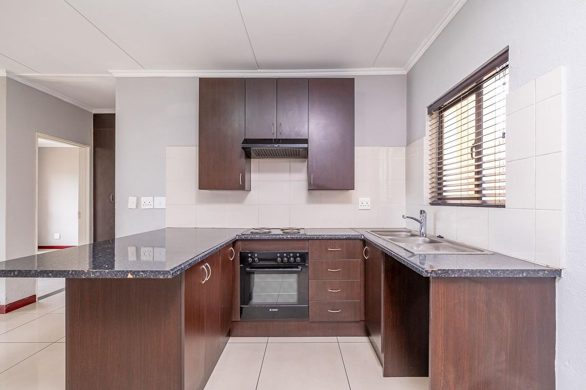 Stylish 2-Bedroom Apartment in the Sought-After Hill of Good Hope 2, Midrand - Photo 3