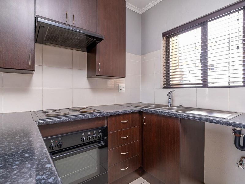 Stylish 2-Bedroom Apartment in the Sought-After Hill of Good Hope 2, Midrand - Photo 6