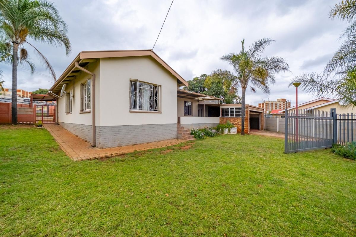 4 Bedroom House with a Spacious 2 Bedroom House for Sale - Photo 2