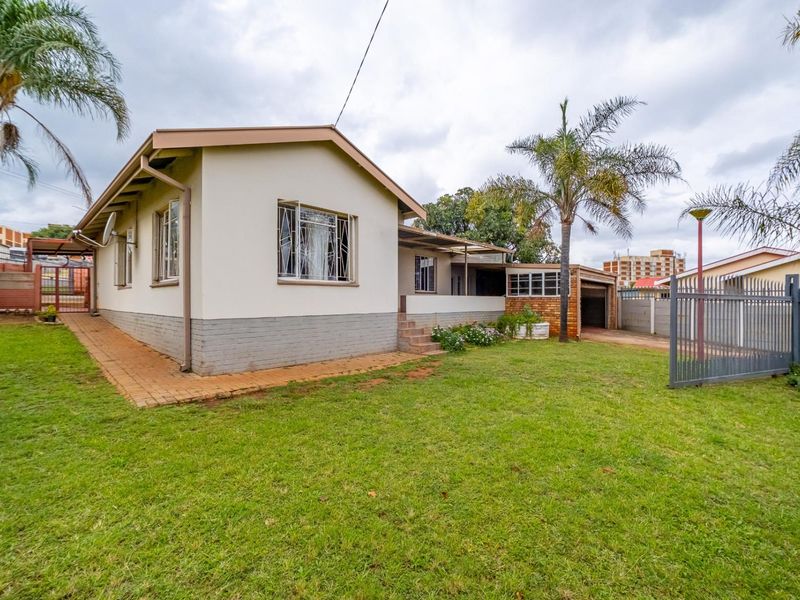 4 Bedroom House with a Spacious 2 Bedroom House for Sale - Photo 2