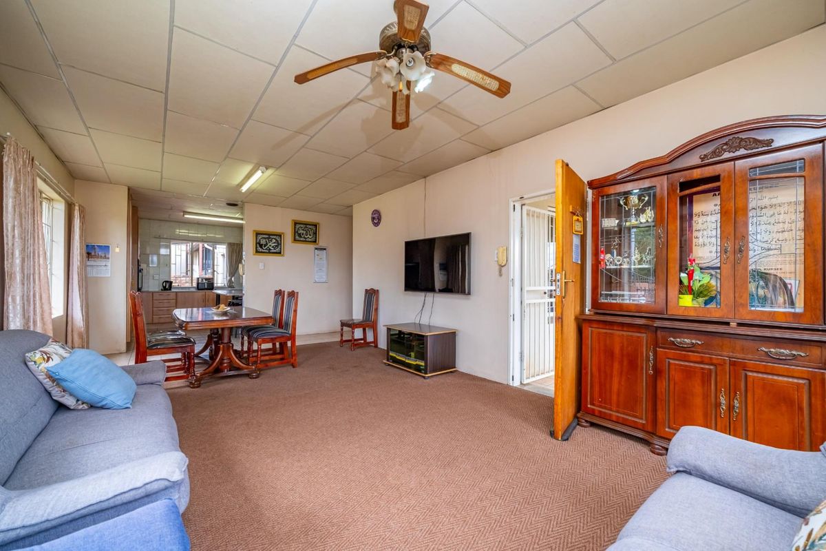 4 Bedroom House with a Spacious 2 Bedroom House for Sale - Photo 4