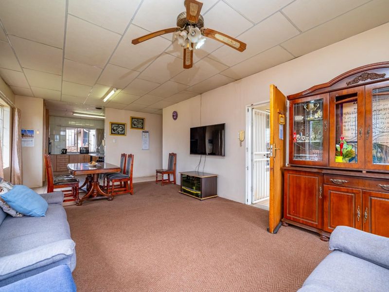 4 Bedroom House with a Spacious 2 Bedroom House for Sale - Photo 4