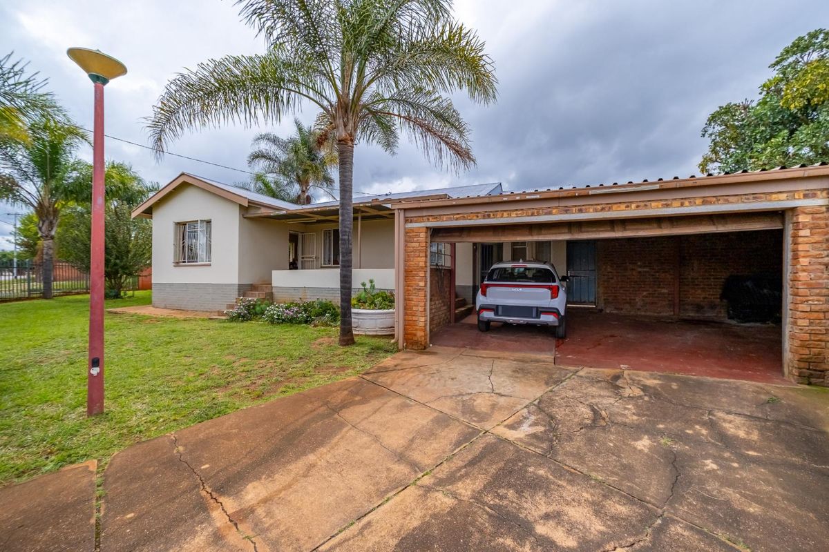 4 Bedroom House with a Spacious 2 Bedroom House for Sale - Photo 3