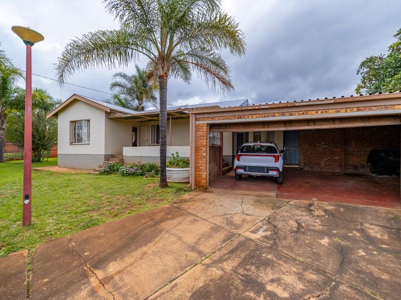 4 Bedroom House with a Spacious 2 Bedroom House for Sale - Photo 3