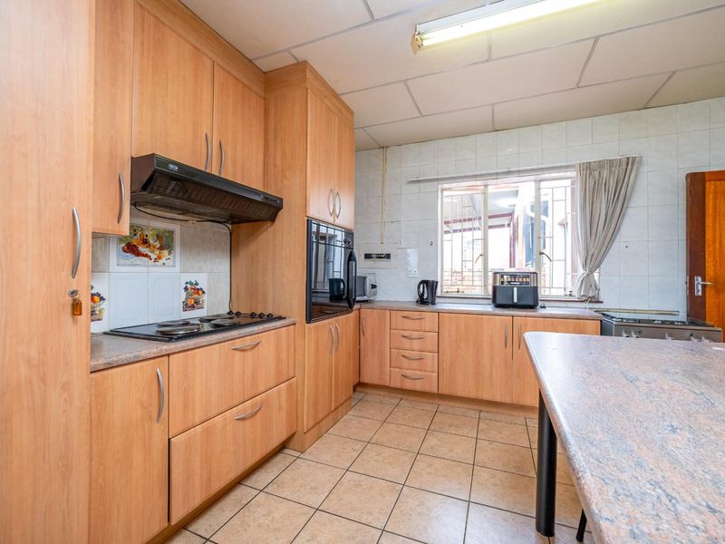 4 Bedroom House with a Spacious 2 Bedroom House for Sale - Photo 10